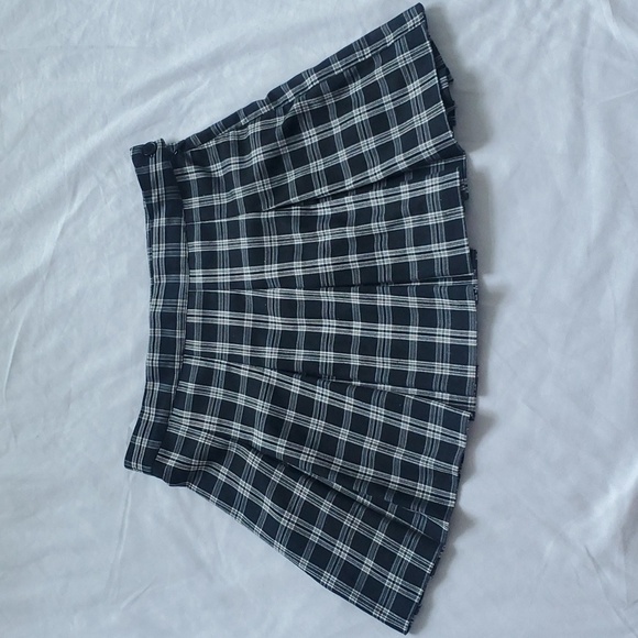 H&M Plaid Black & White Pleated Short Twill Skirt - Picture 2 of 6